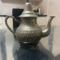 Teiera decorativa in metallo stile orientale