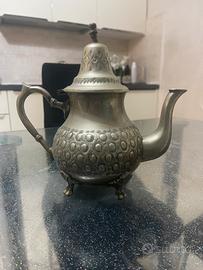Teiera decorativa in metallo stile orientale