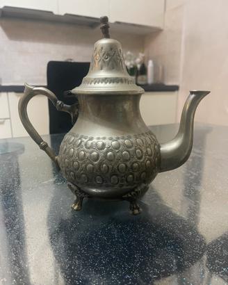 Teiera decorativa in metallo stile orientale