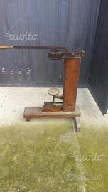 Imbottigliatrice vino antica in legno