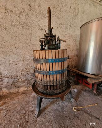 Antico torchio manuale per uva