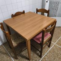 Tavolo con sedie