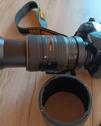 macchina fotografica e obiettivo 