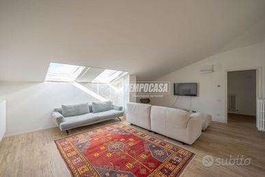 Elegante Attico Mansardato in Palazzo d'Epoca