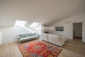 Elegante Attico Mansardato in Palazzo d'Epoca