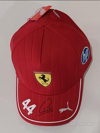 Capello 44 con autografo di Lewis Hamilton 