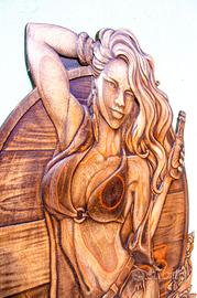 Bassorilievo in Legno. Ragazza sexy e botte birra.