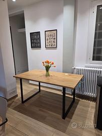 Tavolo pranzo nero e legno