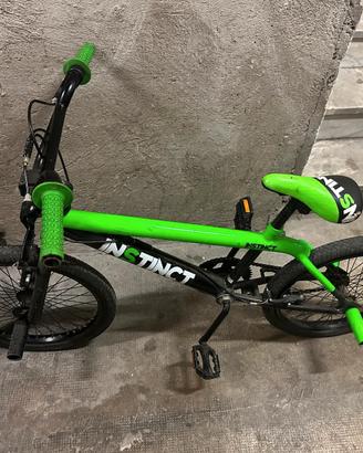 bmx nera e verde instinct