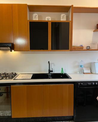 cucina completa con elettrodomestici