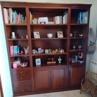 libreria in legno con ante