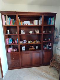 libreria in legno con ante