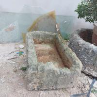 mangiatoia rettangolare in tufo