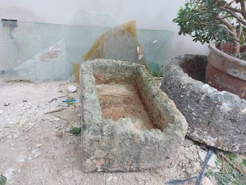 mangiatoia rettangolare in tufo