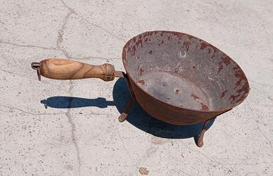 Antico scaldino da letto per braci