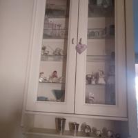 Mobiletto vitrina per ogetti. anni 2000. legno