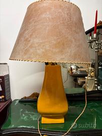 Lampada ceramica gialla paralume pergamena retrò