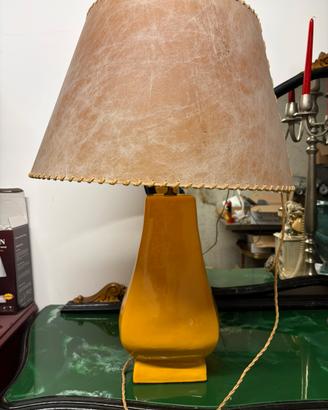 Lampada ceramica gialla paralume pergamena retrò