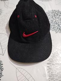 Cappellino nero di velluto con visiera Nike