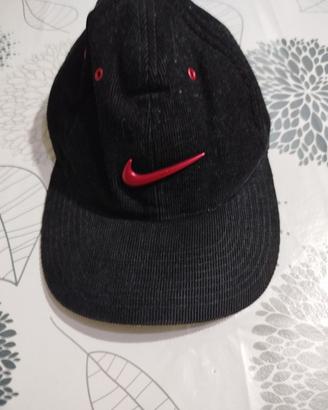 Cappellino nero di velluto con visiera Nike