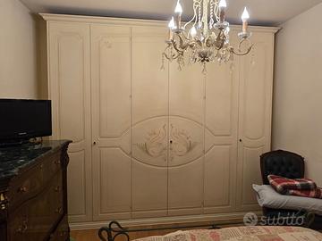 Armadio legno antico e dipinto a mano