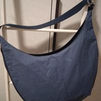 Grande borsa blu a tracolla