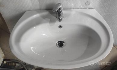 Lavandino con miscelatore