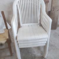 Sedie e panchina in plastica