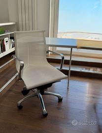 Scrivania Ikea + sedia ufficio pari al NUOVO