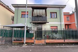 2 locali con cortile