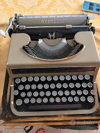 Macchina da scrivere Olivetti