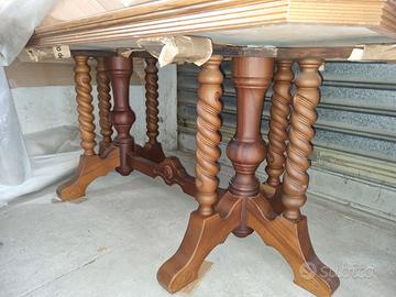 Tavolo classico e sedie