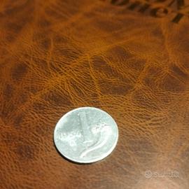 monete banconote e francobolli