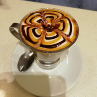 Addetta al banco bar e caffetteria
