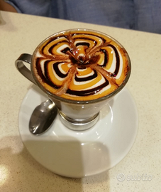 Addetta al banco bar e caffetteria