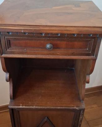 Comodino in legno