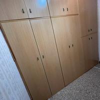 Armadio in legno con letto una piazza