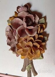 soprammobile con bouquet di fiori in gesso
