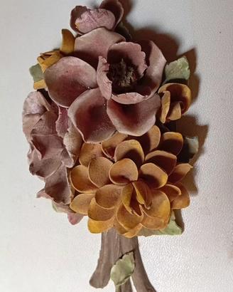 soprammobile con bouquet di fiori in gesso