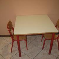 Tavolino e sedie per scuola
