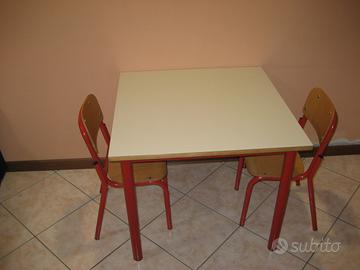 Tavolino e sedie per scuola