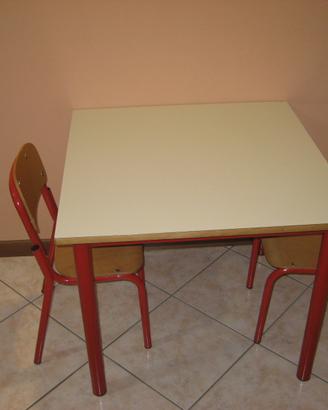 Tavolino e sedie per scuola