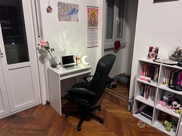 Libreria e scrivania bianche