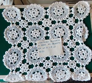 centrini ricamato a mano