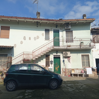 Casa bifamiliare più rustico cortile e giardino