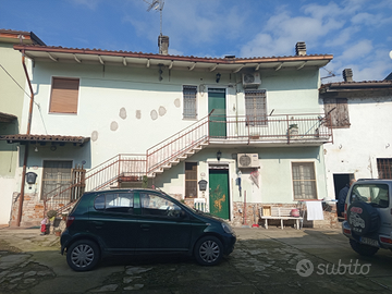Casa bifamiliare più rustico cortile e giardino