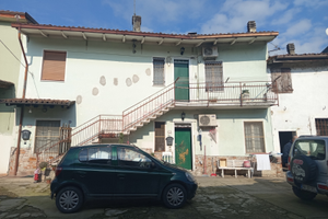 Casa bifamiliare più rustico cortile e giardino