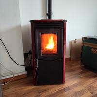 stufa a pellets con tubi in acciaio nero