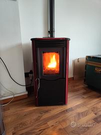 stufa a pellets con tubi in acciaio nero