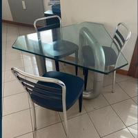 Tavolo in vetro triangolare con 3 sedie